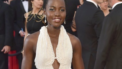 Chiếc váy đính 6.000 viên ngọc trai của Lupita Nyong bị trộm