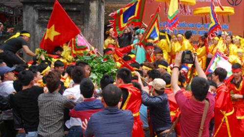 'Hỗn chiến' ở hội Gióng: Không thể tin hoàn toàn vào báo cáo!