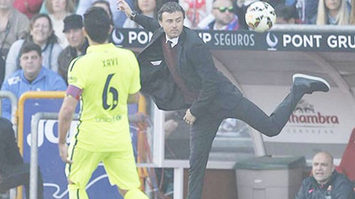 HÀI HƯỚC: HLV Luis Enrique cứu bóng kiểu... bọ cạp