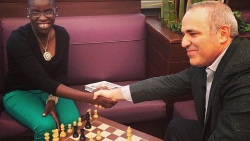 Thần đồng cờ vua Uganda Phiona Mutesi: Từ khu ổ chuột lên màn bạc