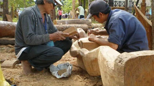 Khai mạc Hội thi tạc tượng gỗ dân gian Tây Nguyên