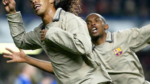 VIDEO: Tròn 10 năm cú lắc hông ảo diệu của Ronaldinho làm tung lưới Chelsea