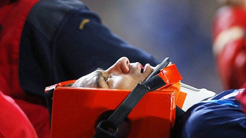 Mục tiêu của Man United và Real bất tỉnh rời sân ở trận Porto-Basel