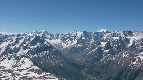 Máy bay Airbus A320 rơi tại Pháp: Trưng dụng trường học để tập kết thi thể nạn nhân