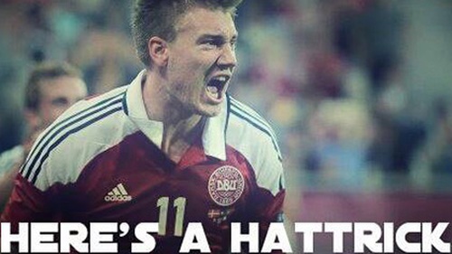 ẢNH CHẾ Bendtner nổ sau hat-trick: ‘Messi, Ronaldo là ai?’. Wenger choáng váng trượt chân