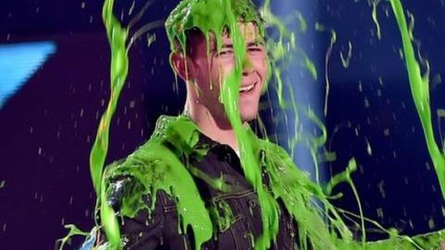 Nick Jonas sao bị phun nhớt xanh ở giải Kids' Choice