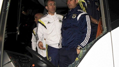 SỐC! Xe buýt chở Fenerbahce và Dirk Kuyt bị tấn công bằng súng trường