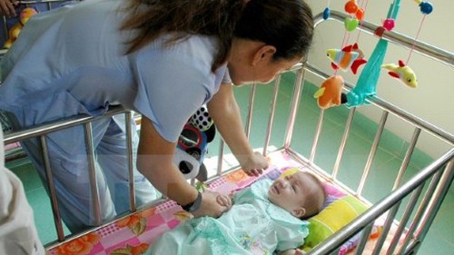Bộ Y tế yêu cầu xử lý nghiêm vụ bảo mẫu hành hạ trẻ nhiễm HIV