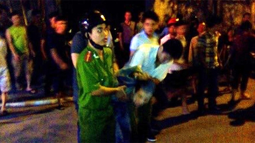 Giải cứu cháu bé bị bố đẻ khống chế dọa tự thiêu