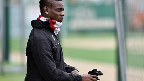 Balotelli... quên mình là cầu thủ Liverpool, cổ vũ cho Man City