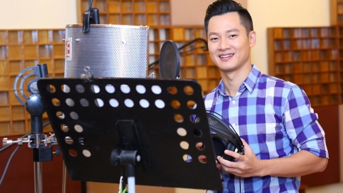 Ca sĩ Đức Tuấn: 'Sự nghiệp của tôi không thể thiếu nhạc đỏ'