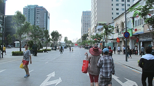 Phố Nguyễn Huệ sau giờ diễu hành
