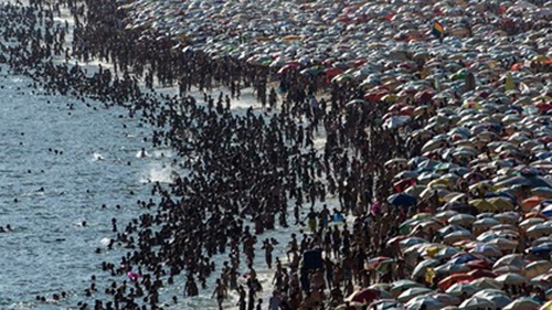 Kinh hoàng những bãi biển đặc kín người trên thế giới