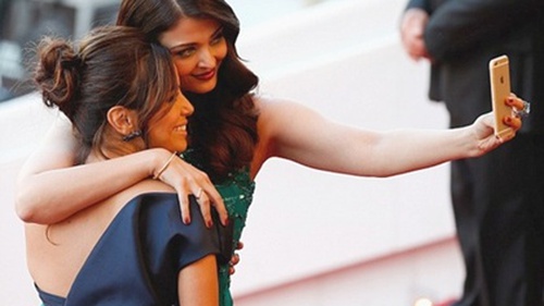 'Hoa hậu đẹp nhất thế giới' ngang nhiên phá lệnh cấm 'tự sướng' ở Cannes