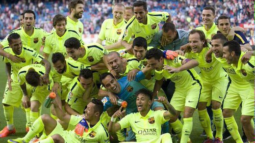 Cầu thủ Barca nhảy nhót ăn mừng cuồng nhiệt trong phòng thay đồ