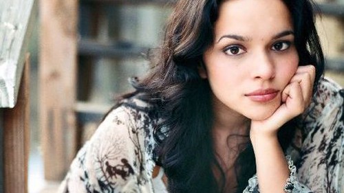 Ngôi sao ca nhạc Norah Jones: Chim họa mi mộc mạc của làng nhạc