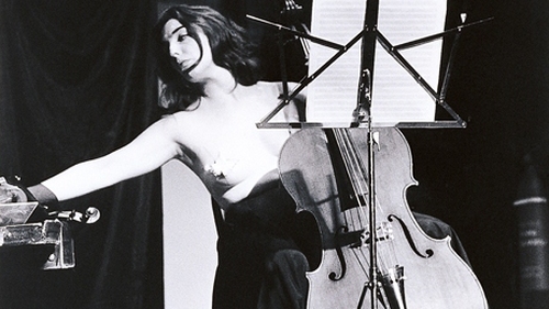 Làm salad, vở opera sextronique và bản cáo trạng rút ruột