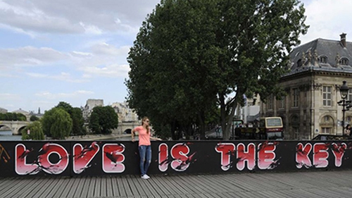 Nghệ thuật đường phố thay thế “khóa tình yêu” trên cầu Pont des Arts