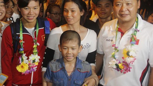 Ánh Viên về nước trong vòng vây hàng trăm CĐV