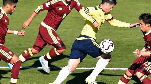 Colombia 0-1 Venezuela: Chiến thắng bất ngờ nhờ... 8 nữ phóng viên khỏa thân?