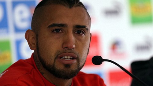 Vụ tai nạn xe: Vidal được trả tự do sau khi CĐV tụ tập đông, nổi giận trước tòa án