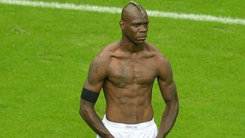 Tròn 3 năm màn ăn mừng khó quên của Balotelli ở EURO 2012
