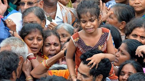 Trượt chân ngã trong hội tôn vinh sông thiêng, 22 người bị giẫm đạp tới chết