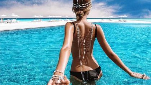 Instagram lại bùng nổ với loạt ảnh bộ đôi 'Nắm tay nhau đi khắp thế gian'