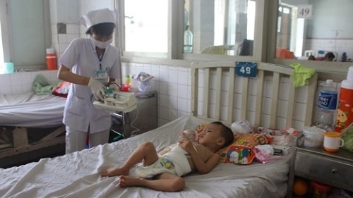 Một bé trai 3 tuổi bị cha dượng đạp vỡ đại tràng