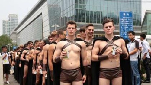 Cảnh sát Trung Quốc đè bẹp 'đạo quân 300 chiến binh Sparta' ngoại quốc