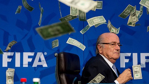 600 đô la TIỀN THẬT ném vào mặt Blatter được trả lại không thiếu một xu