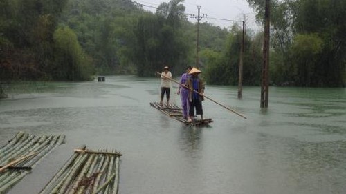 Giao thông trong cơn mưa lụt: Bè tre 'lên ngôi', xe máy, ô tô xếp xó