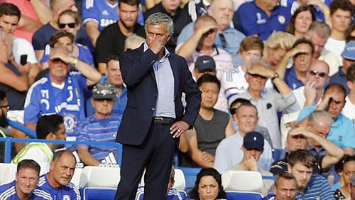 Chelsea 2 - 2 Swansea: Courtois nhận thẻ đỏ, Chelsea bị Gomis trừng phạt