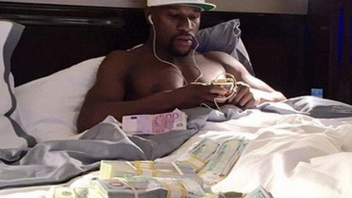 Floyd Mayweather xếp tiền thành đống, tậu thêm hàng chục đôi giầy hiệu