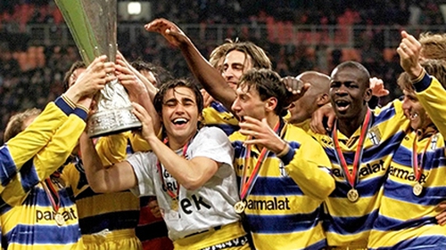 Parma rao bán 8 chiếc cúp để... lấy tiền