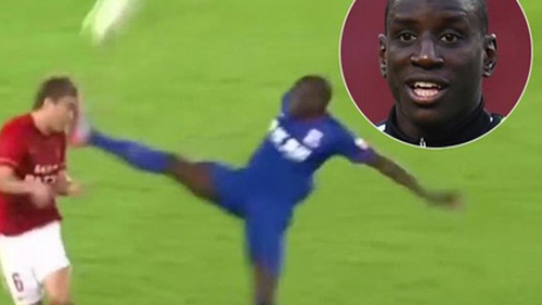 Demba Ba gây sốc với pha kung-fu vào mặt đối phương ở Trung Quốc