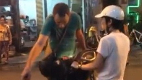 Văn hóa 'nóng' trong tuần: Nếu cô gái phóng xe máy trên phố đi bộ nghĩ đến 'quốc thể'