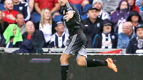 Pedro hay hạng nhất, nhưng hàng thủ Chelsea chơi như hạng bét