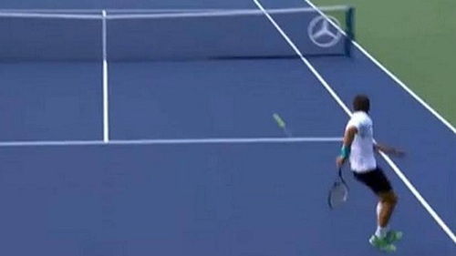 VIDEO: Tommy Robredo thực hiện cú đánh không tưởng