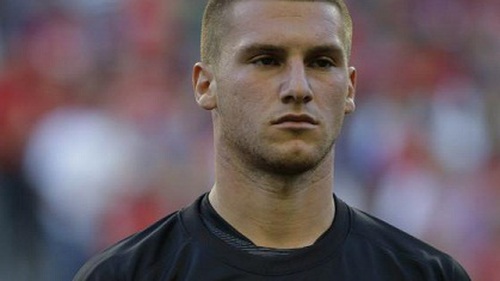 Van Gaal bị chỉ trích kìm hãm tài năng của Sam Johnstone