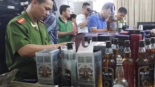 Phá ổ nhóm sản xuất rượu Chivas rởm tại Hà Nội