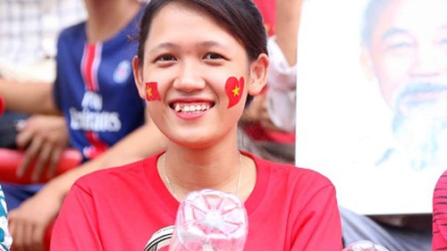 Cờ Việt Nam rực rỡ trên sân vận động Quốc gia Lào