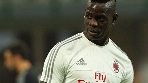 Balotelli lại vô kỷ luật: lái xe quá tốc độ và bị thu bằng