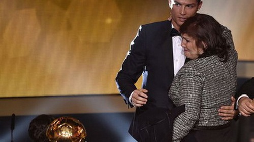 Từ Ronaldo, Bale, Terry đến... Berahino: Ai cũng có một người mẹ