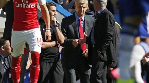 Rất MOURINHO: Chắn đường, buộc Wenger miễn cưỡng phải bắt tay