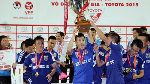 CHÙM ẢNH: Công Vinh nâng cao chức vô địch V-League 2015 với đồng đội