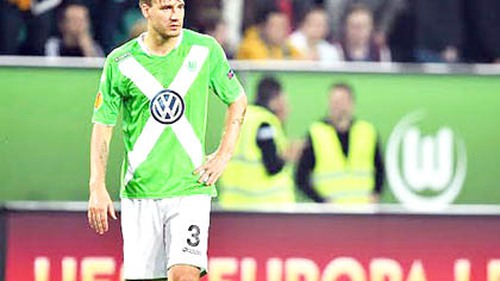 Bendtner 'hot' hơn cả Messi