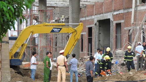 Sập giàn giáo Trung tâm hội nghị, tiệc cưới, 1 người chết, 1 người đứt lìa chân