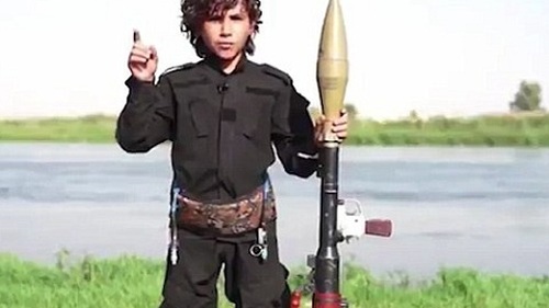 IS tung VIDEO chiến binh nhí doạ chặt đầu tổng thống Obama