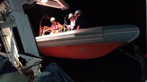 Ngoạn mục cứu hai thuyền viên gặp nạn trên biển